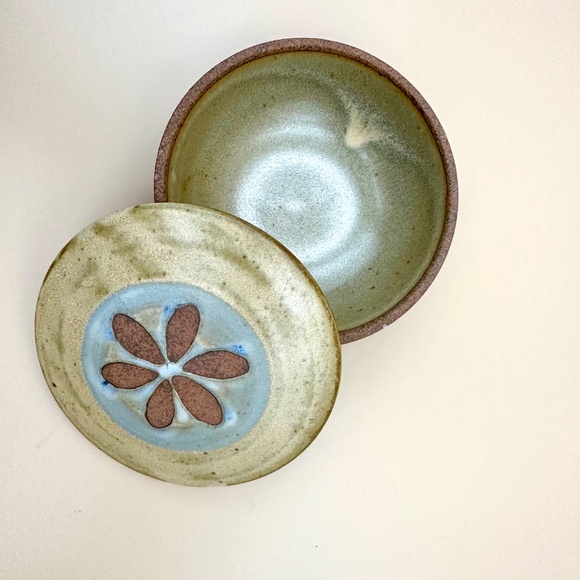 Vintage Stoneware trinket dish, Pottery with lid - Picture 5 of 7